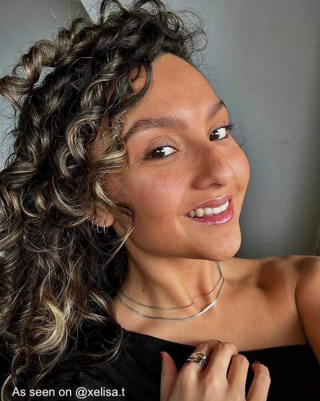 Influencer met zilveren snake ketting