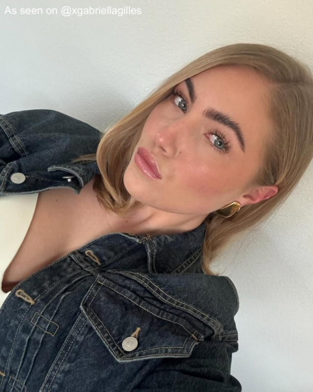 Influencer met gouden oorbellen