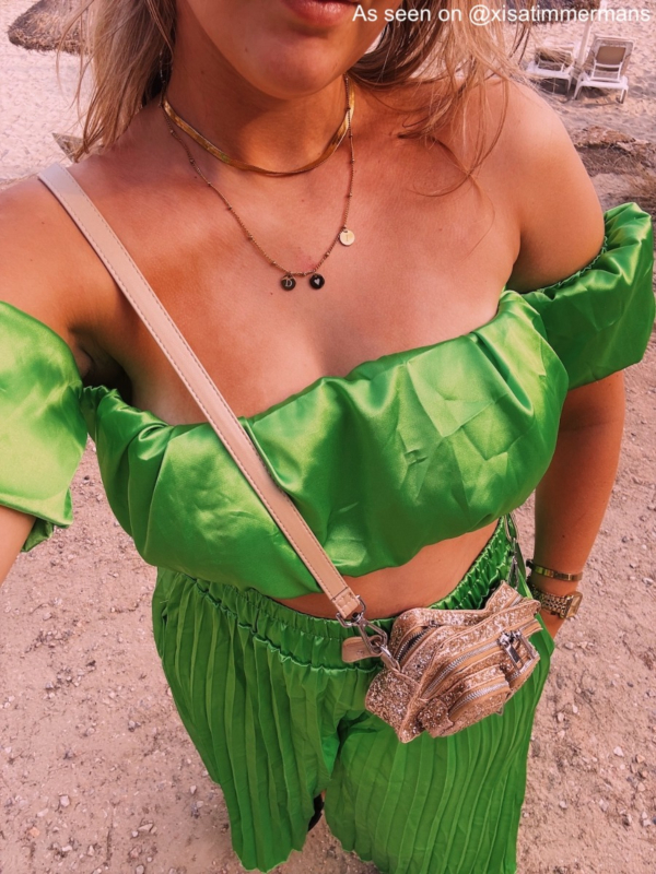 Influencer draagt gouden coin ketting