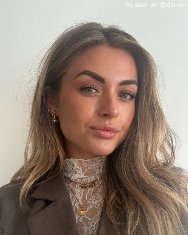 Influencer met gouden earparty en necklace party