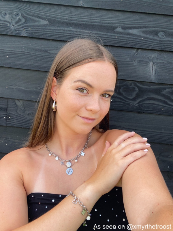 Influencer met zilveren sieraden mix