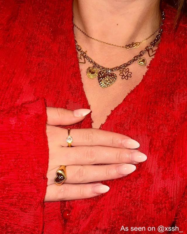 Influencer met hartjes sieraden
