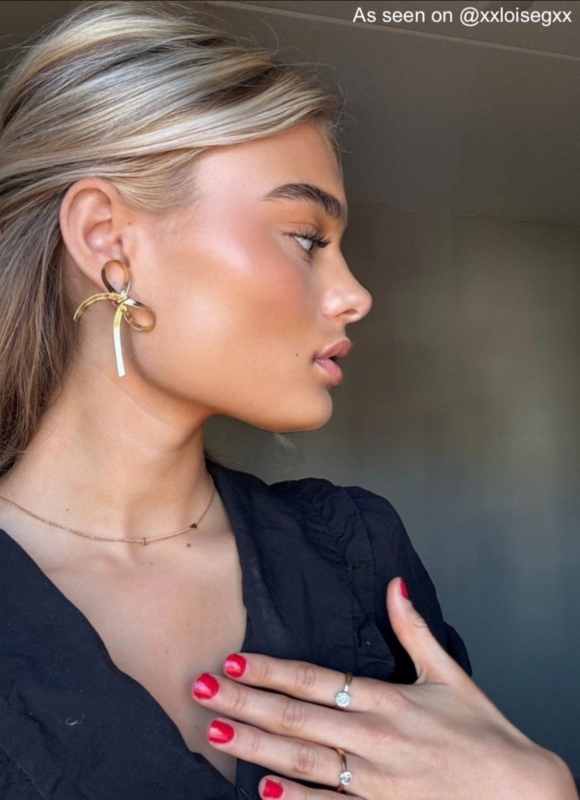 influencer met strik oorbellen