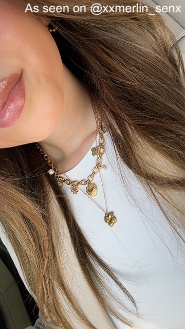 Influencer met 2 gouden kettingen