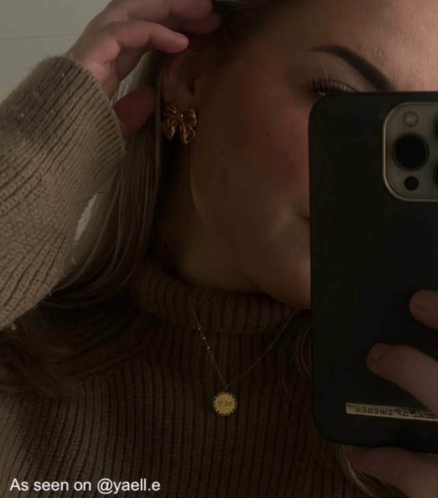 Influencer met gouden sieraden