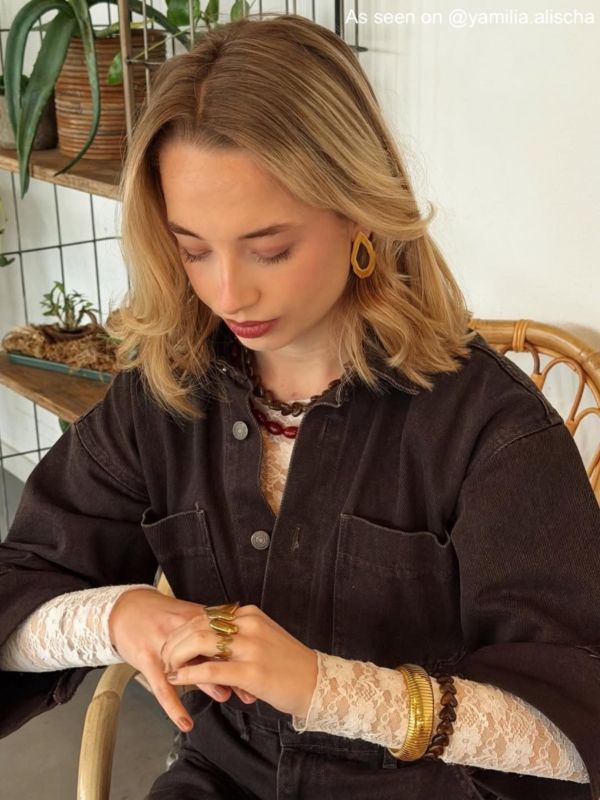 Influencer draagt gouden ovalen statement oorbellen