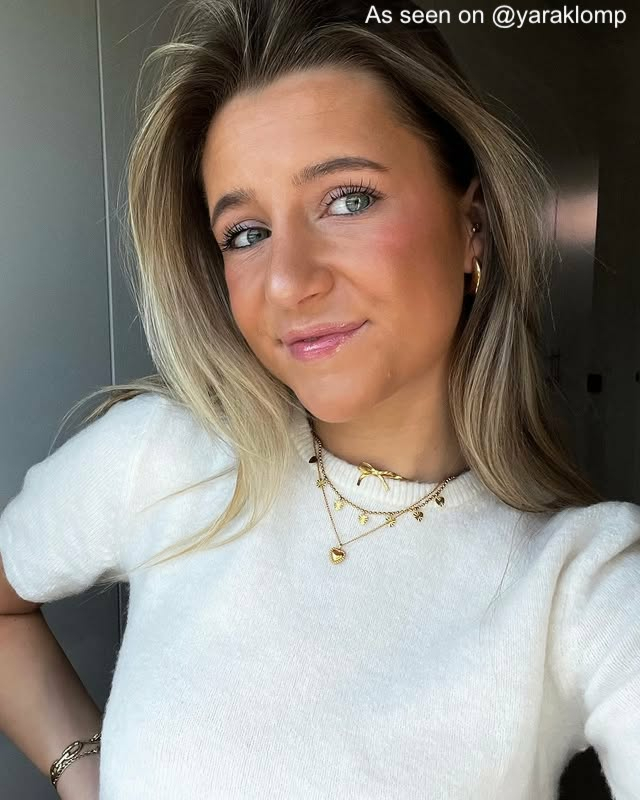 Influencer met strikjes ketting.