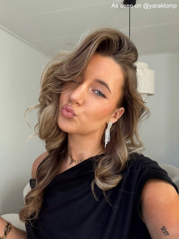 Influencer met gouden ear cuff