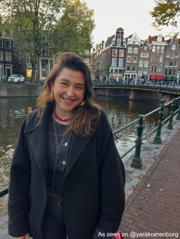 Influencer draagt gouden statement hoops