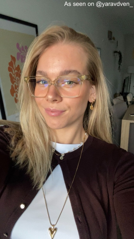 Influencer draagt gouden oorbelletjes met schelp