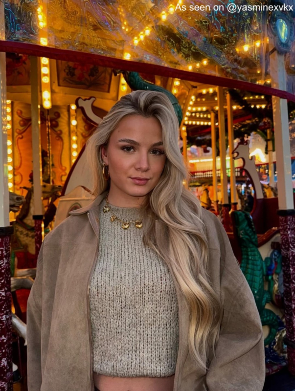 influencer draagt schakelketting statement goudkleurig