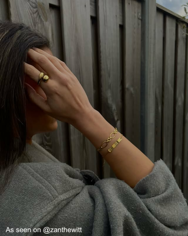 Influencer met gouden ring en armbanden
