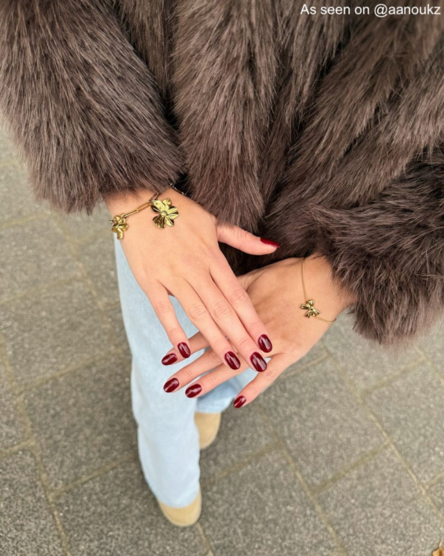 Influencer draagt gouden armbanden 