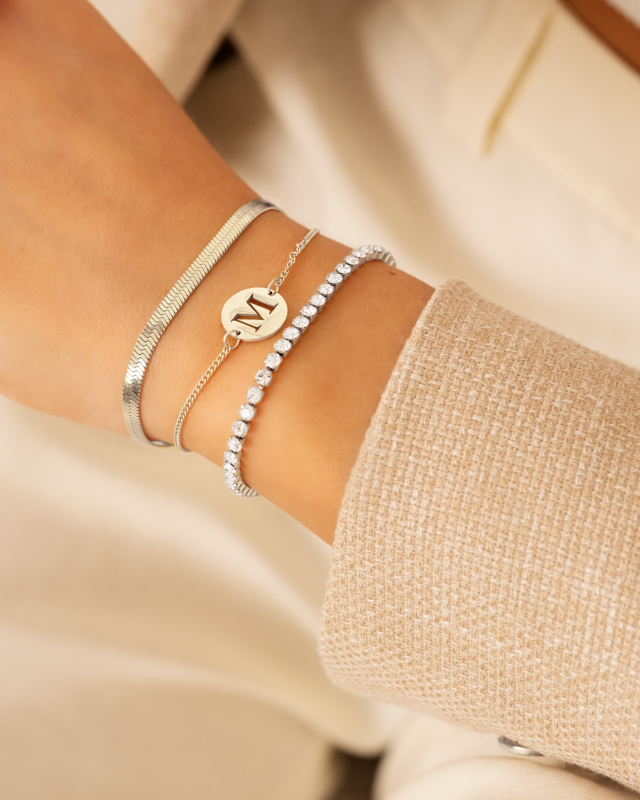 Zilveren armparty bij model