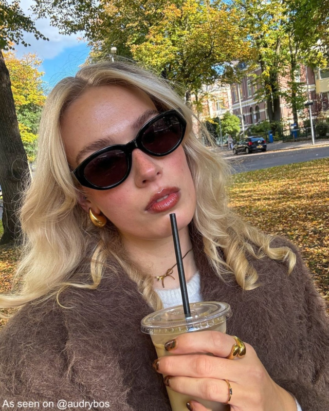 Influencer draagt gouden sieraden