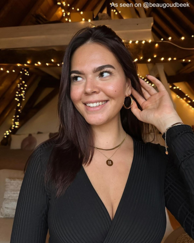 Influencer draagt gouden sieraden 
