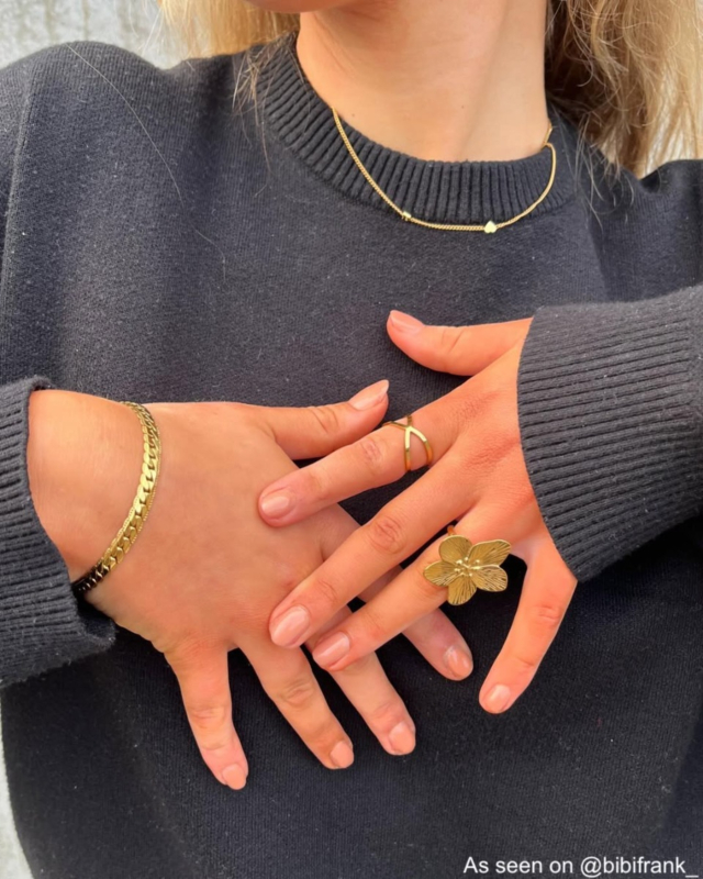 Influencer met gouden cross-over ring