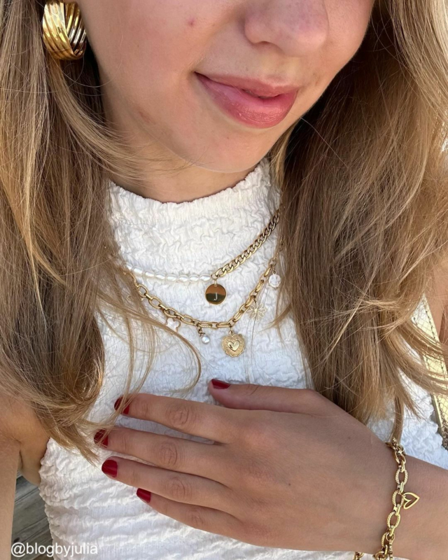 Influencer met gouden sieraden
