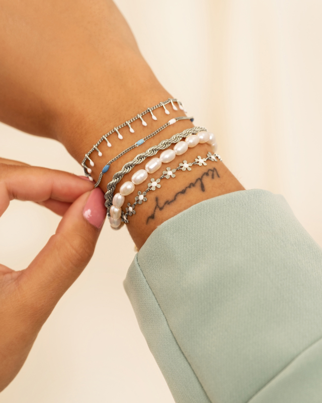 Zilveren armbanden om pols
