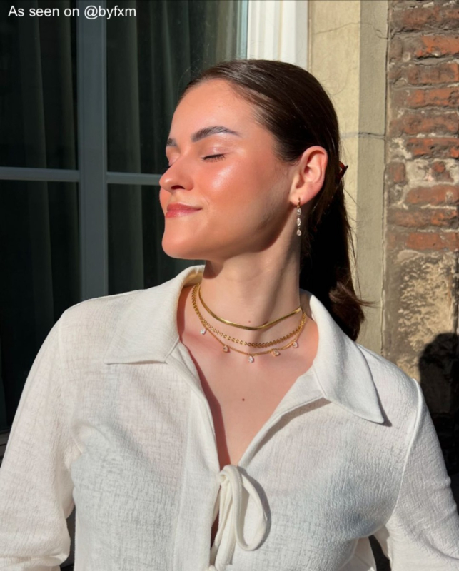 Influencer draagt gouden Finaste sieraden