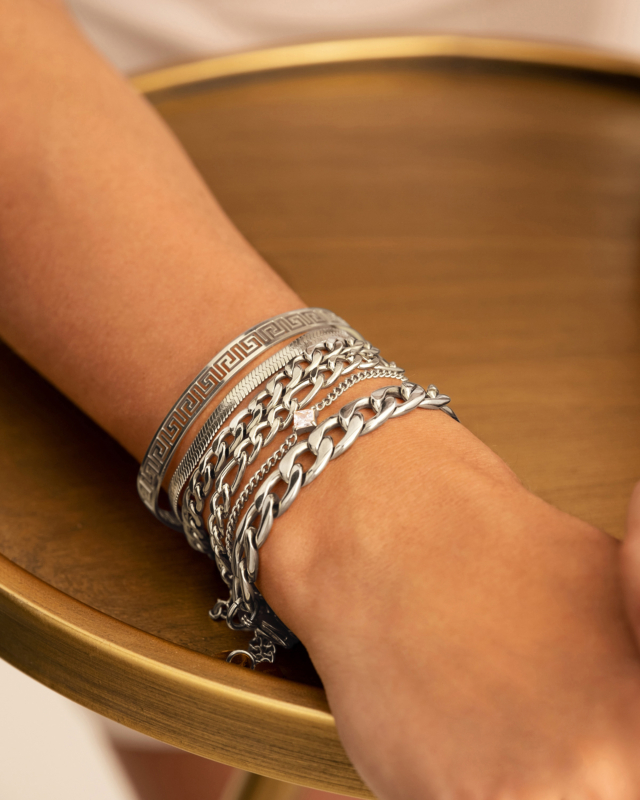 Model draagt zilveren armparty