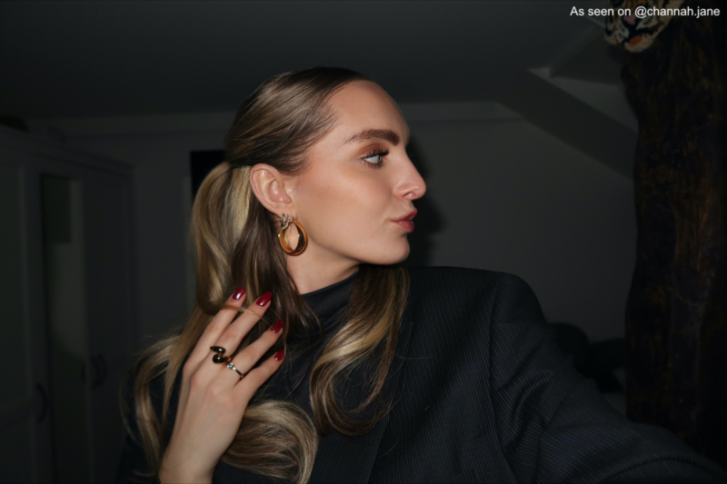Influencer draagt gouden oorbellen