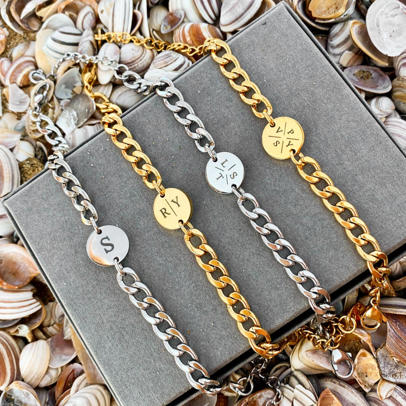 Chunky initial armbanden met een doosje