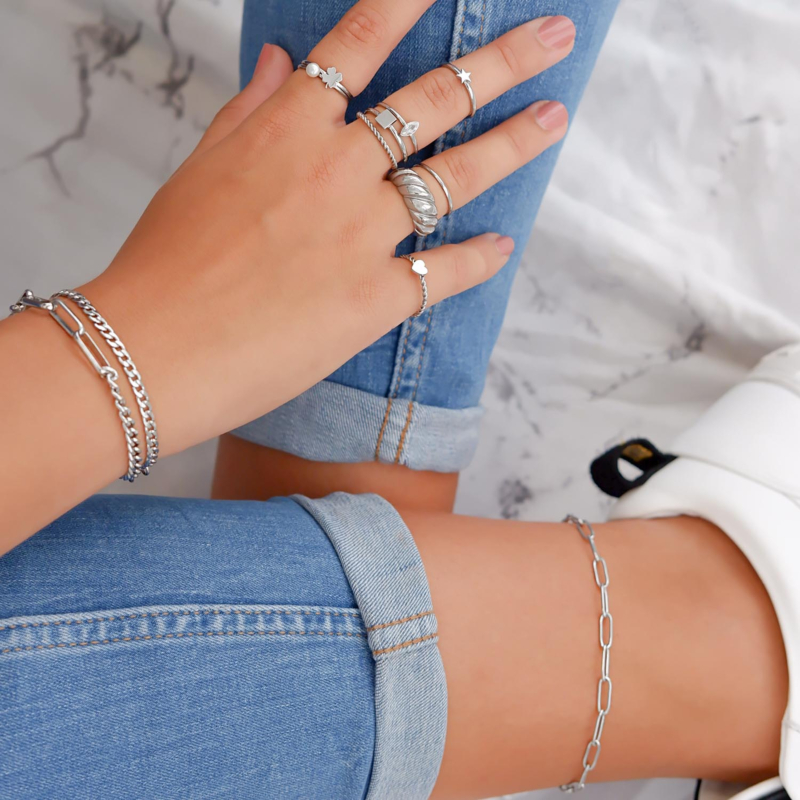 Trendy ring met klavertje om de hand met verschillende ringen gemixt