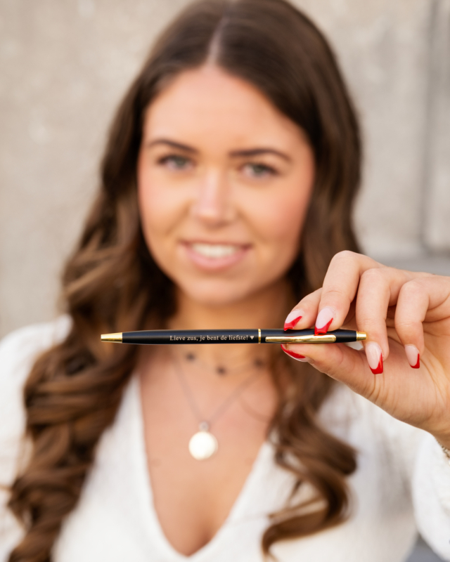 Meisje met zwarte pen met gravering