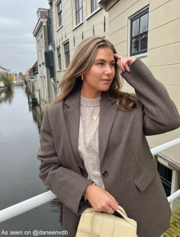 Influencer draagt gouden ketting