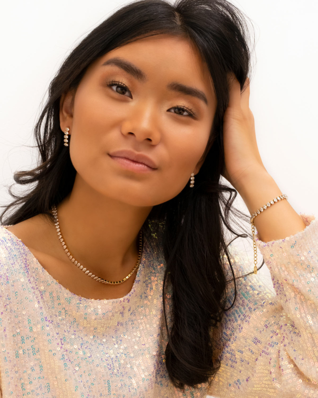 Model draagt tennis sieraden met ovale steentjes