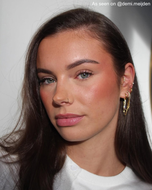 Influencer draagt gouden oorbellen 