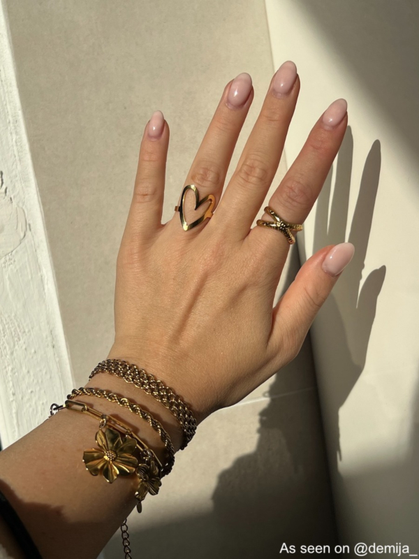 Influencer draagt gouden ringen van Finaste