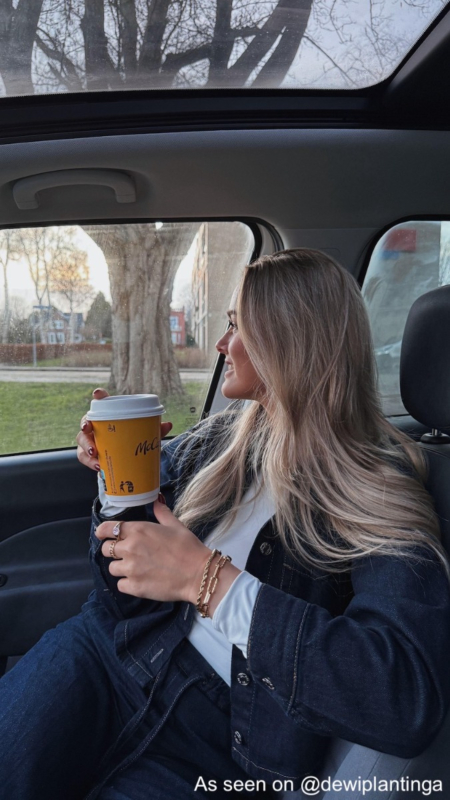 Influencer draagt gouden armbanden