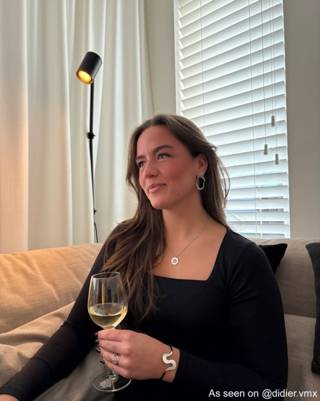 influencer draagt zilveren sieraden