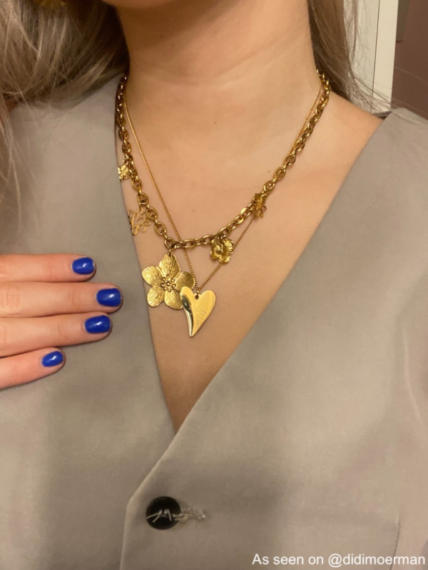 Influencer draagt gouden heart ketting