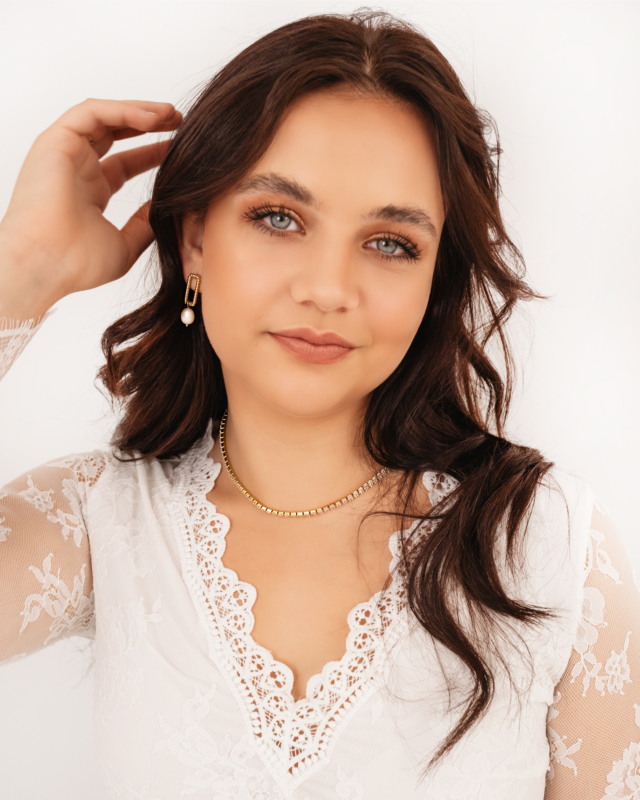 Model draagt gouden sieraden mix
