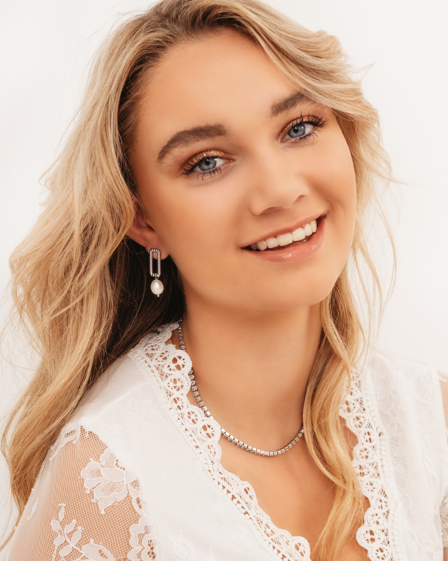 Model draagt gouden sieraden mix