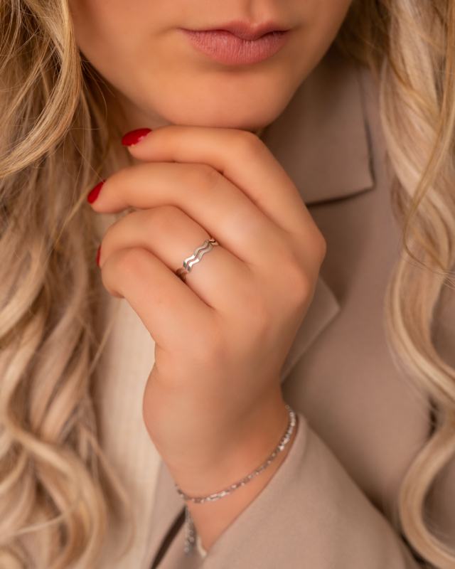 Model draagt ring double waves om vingers
