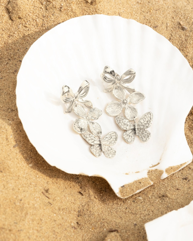 zilveren oorbellen in het strand