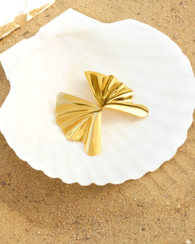 gouden waaier oorbellen op witte schelp