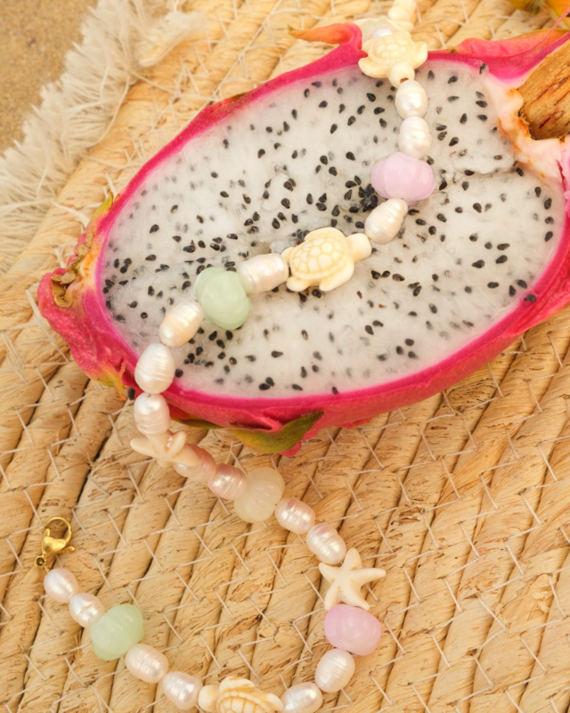 parelketting met pastel bedeltjes op stuk fruit