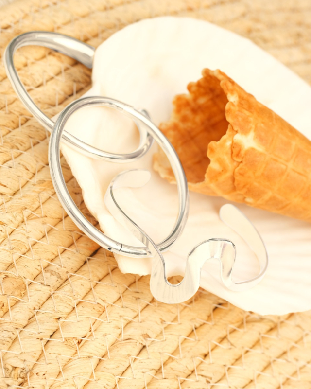 zilveren bangles op witte schelp
