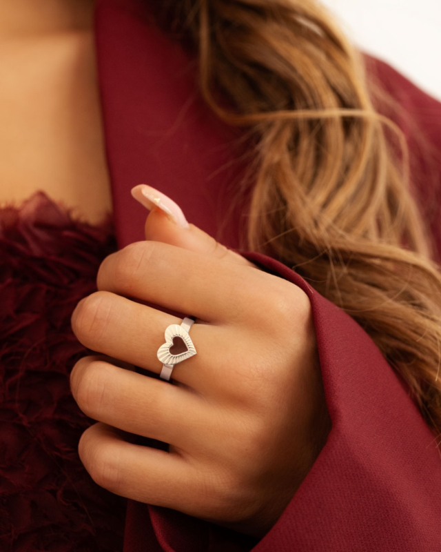 Zilveren hartjes ring met rood