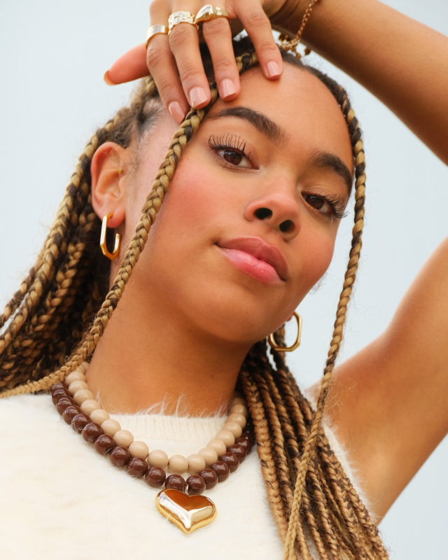 gouden sieraden look met kralenkettingen