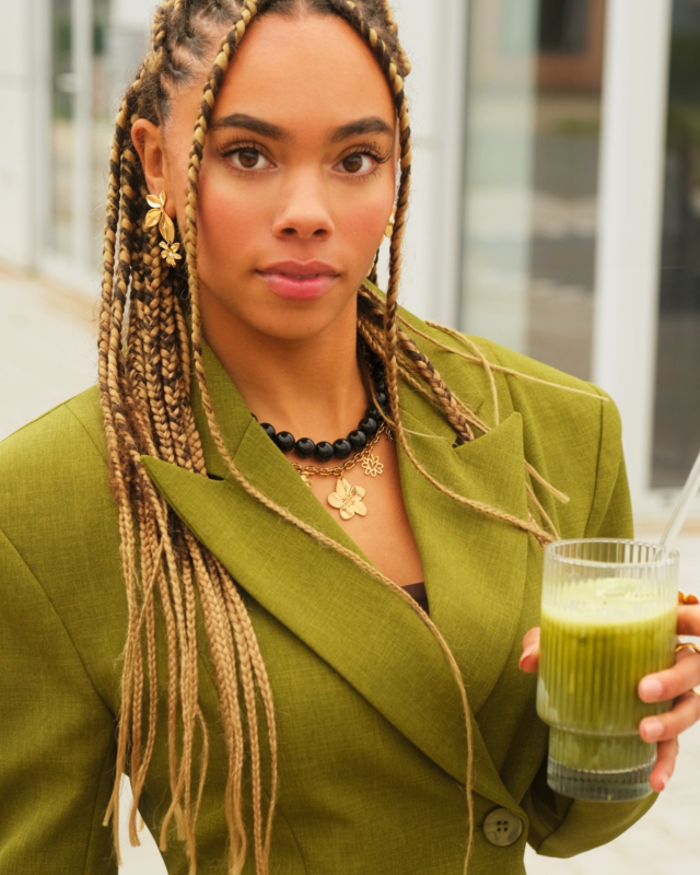 gouden sieraden look met groene blazer