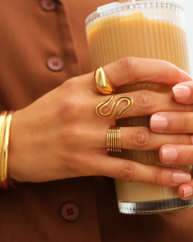 gouden gestreepte ring gecombineerd met andere ringen