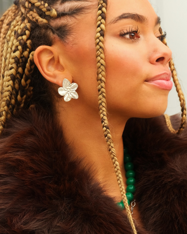 zilveren bloem oorbellen bij meisje met bruine furry jas