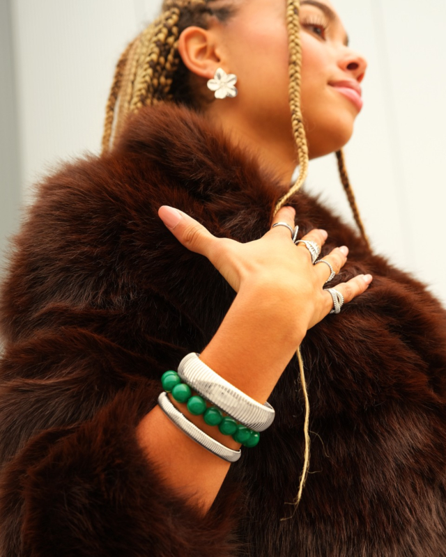 zilveren look met armbanden en oorbellen