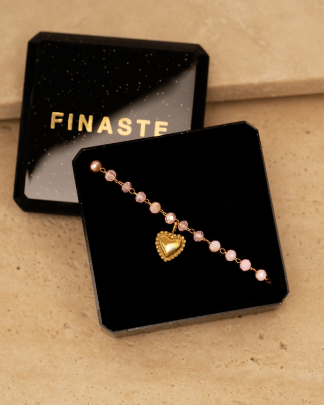 steentjes armbandje met gouden hartje in sieradendoosje